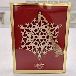 Lenox 2001 Porcelain Snowflake Ornament